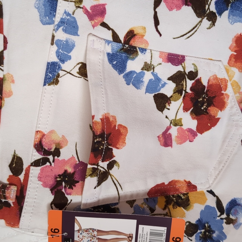Gloria Vanderbilt White Floral High Rise Amanda Shorts. Size 16. NWT - Picture 10 of 15